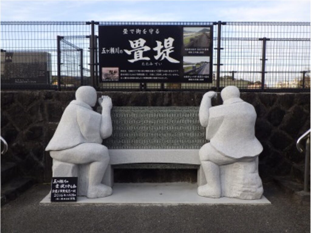 畳堤の石像